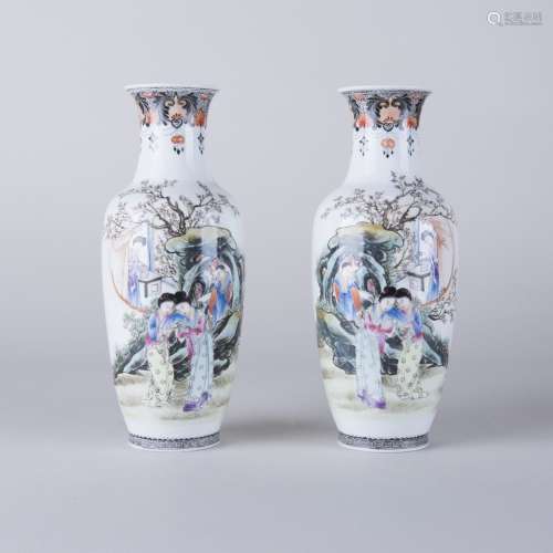 A PAIR OF FAMILLE ROSE 'FIGURAL' VASES, 20TH CENTURY