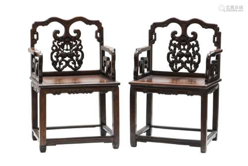 A PAIR OF CHINESE ROSEWOOD ARMCHAIRS, QING DYNASTY (Y)