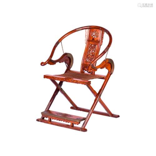 A BRASS-MOUNTED HUANGHUALI HORSE-SHOE BACK FOLDING CHAIR (Y)
