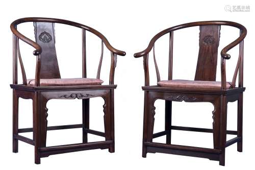 A PAIR OF HUANGHUALI MIXED HARWOOD HORSESHOE-BACK ARMCHAIRS, QING DYNASTY (Y)