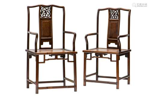 A PAIR OF BURL AND HARDWOOD 'SOUTHERN OFFICIAL'S HAT' ARMCHAIRS, NANGUANMAOYI