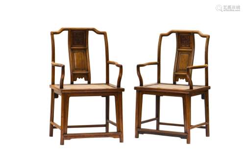 A PAIR OF HUANGHUALI'SOUTHERN OFFICIAL'S HAT' ARMCHAIRS, NANGUANMAOYI