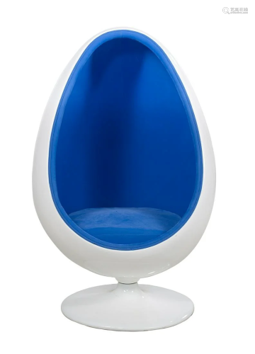 Mid-Century Modern White Fiberglass Egg Chair
