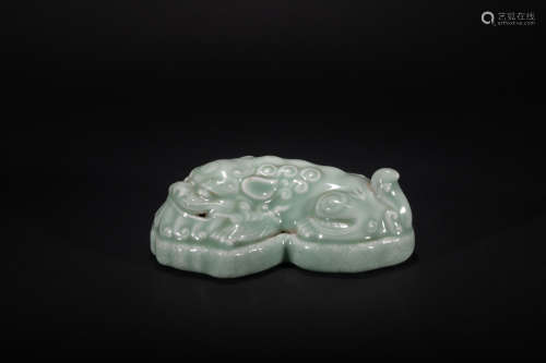 Qing dynasty yellowish pea green glaze paperweight