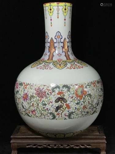 A Famille Rose Porcelain Gobular Vase