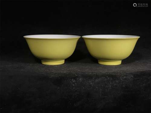 A Pair of Lemon-yellow Glazed Porcelain Bowls