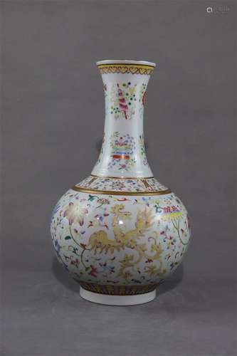 A Famille Rose Porcelain Decorative Vase