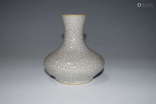 A Chinese Ge Ware Porcelain Vase