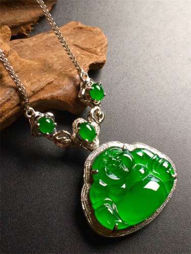 A Chinese Green Jadeite Necklace