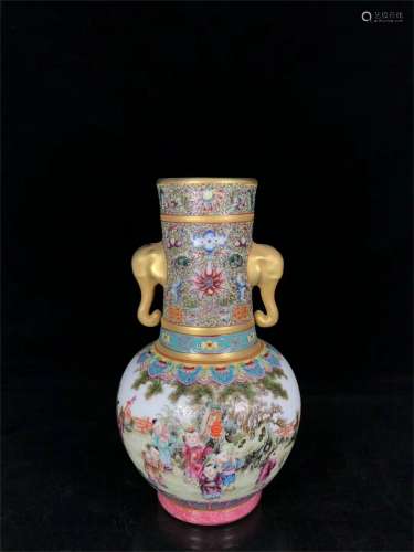 A Chinese FAMILLE ROSE Porcelain Vase