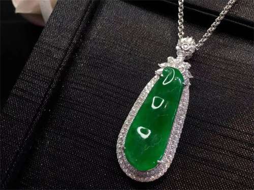 A Chinese Green Jadeite Pendant(Lucky Bean)