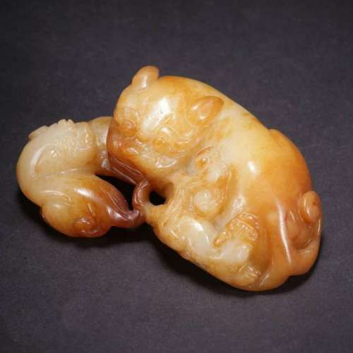 A CHINESE CARVED JADE ORNAMENT