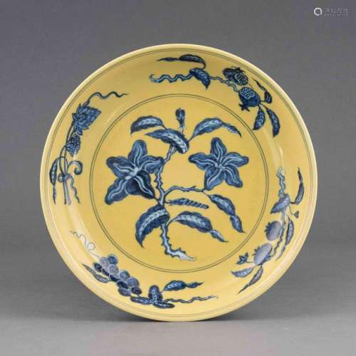MING BLUE FLORAL OVER FAMILLE JAUNE PLATE