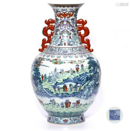 A CHINESE BLUE AND WHITE PORCELAIN VASE