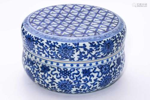 A CHINESE BLUE AND WHITE PORCELAIN BOX