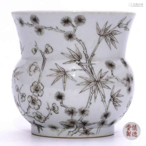 A CHINESE PORCELAIN VESSEL