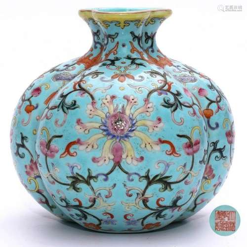 A CHINESE GREEN GROUND FAMILLE ROSE PORCELAIN VASE