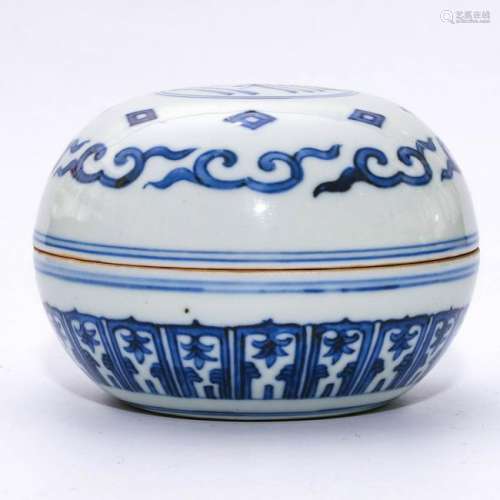 A CHINESE BLUE AND WHITE PORCELAIN BOX