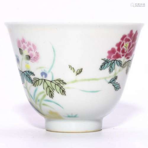A PAIR OF CHINESE FAMILLE ROSE PORCELAIN CUPS