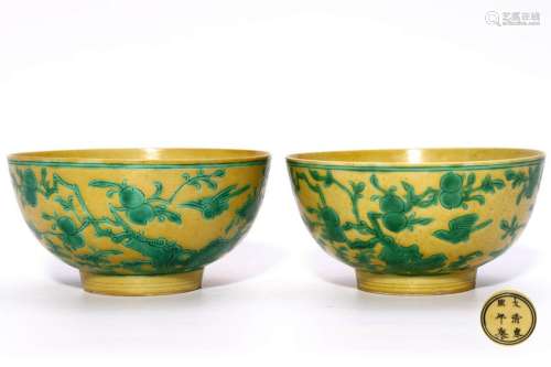 A PAIR OF CHINESE YELLOW GROUND PORCELAIN BOWLS