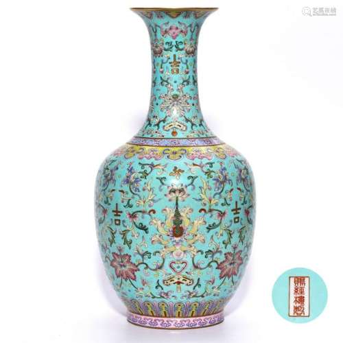 A CHINESE GREEN GROUND FAMILLE ROSE PORCELAIN VASE