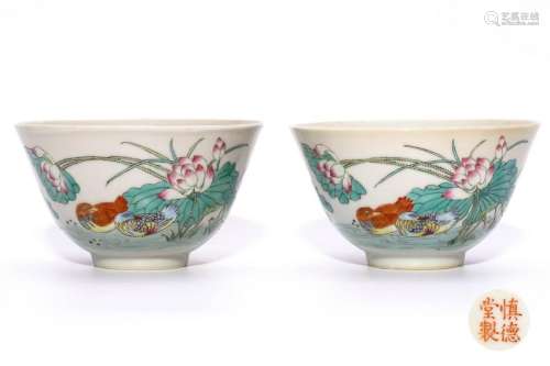 A PAIR OF CHINESE FAMILLE ROSE PORCELAIN BOWLS