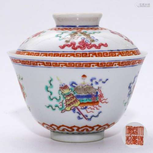 A CHINESE FAMILLE ROSE PORCELAIN COVERED BOWL