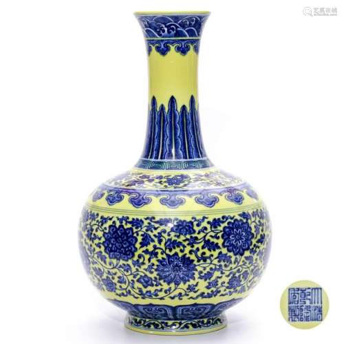 A CHINESE YELLOW GROUND BLUE AND WHITE PORCELAIN VASE