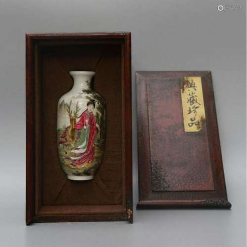 A CHINESE FAMILLE ROSE PORCELAIN VASE WITH A WOODEN BOX