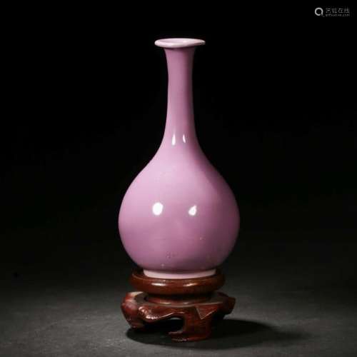 A CHINESE PORCELAIN VASE WITH A ROSEWOOD PEDESTAL