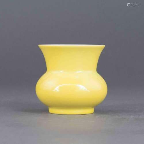 YONGZHENG FAMILLE JAUNE MONOCHROME ZHAODOU BEAKER