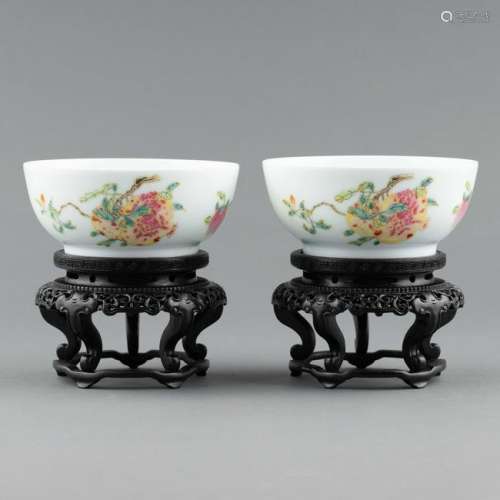 PR. JIAQING FAMILLE ROSE BOWLS ON STAND