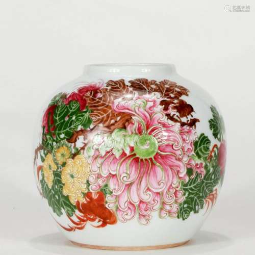 A CHINESE FAMILLE ROSE PORCELAIN JAR