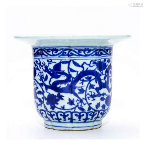 A CHINESE BLUE AND WHITE PORCELAIN FLOWER POT