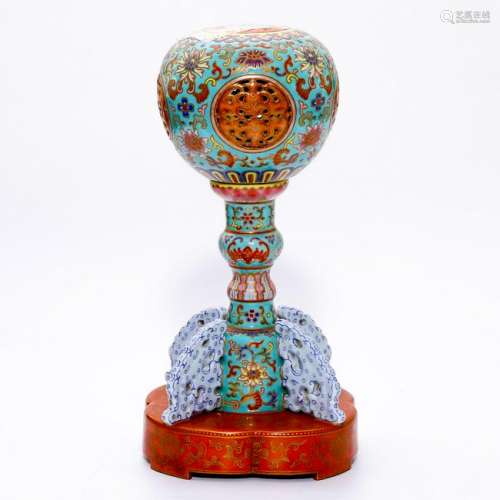 A CHINESE GILT FAMILLE ROSE PORCELAIN HAT STAND