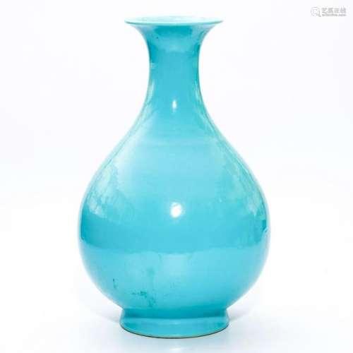 A CHINESE TURQUOISE PORCELAIN YUHUCHUNPING
