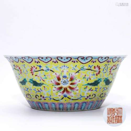 A CHINESE YELLOW GROUND FAMILLE ROSE PORCELAIN BOWL