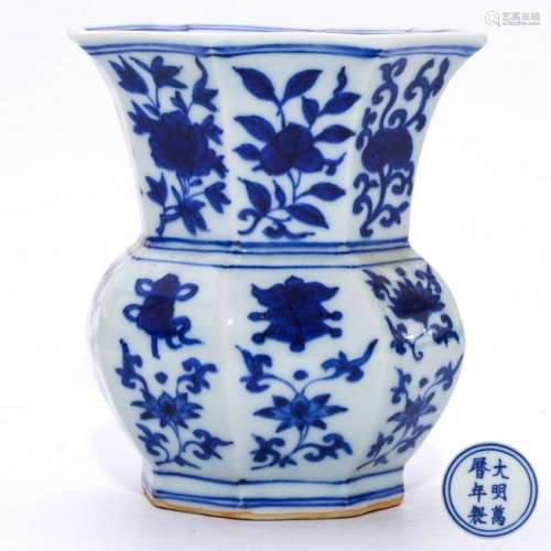 A CHINESE BLUE AND WHITE PORCELAIN VESSEL