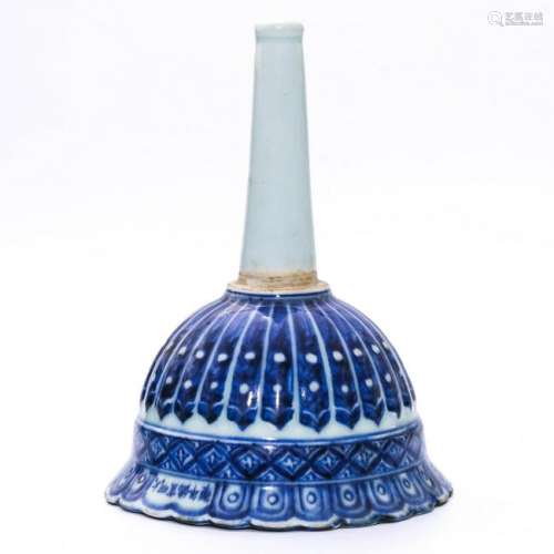 A CHINESE BLUE AND WHITE PORCELAIN FUNNEL