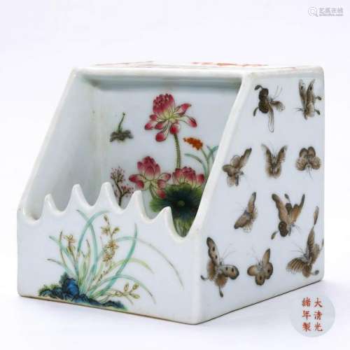 A CHINESE FAMILLE ROSE PORCELAIN BRUSH STAND