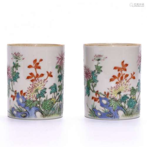 A PAIR OF CHINESE FAMILLE ROSE PORCELAIN BRUSH POTS