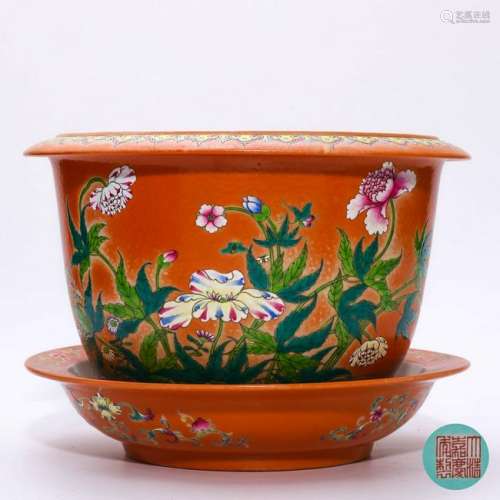 A CHINESE FAMILLE ROSE PORCELAIN FLOWER POT