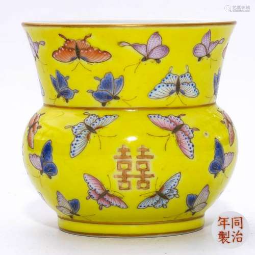 A CHINESE YELLOW GROUND FAMILLE ROSE PORCELAIN VESSEL