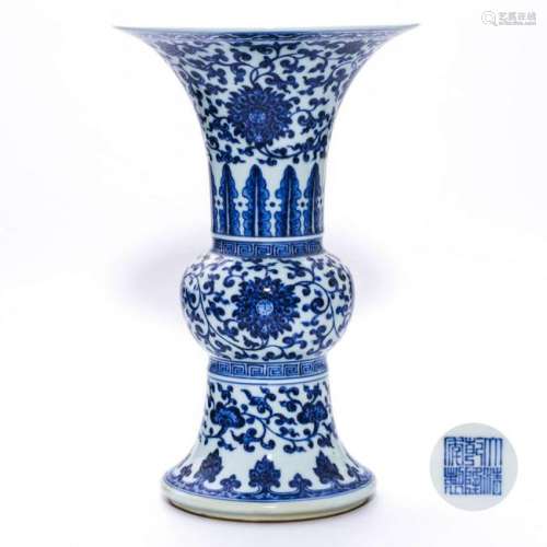 A CHINESE BLUE AND WHITE PORCELAIN BEAKER VASE