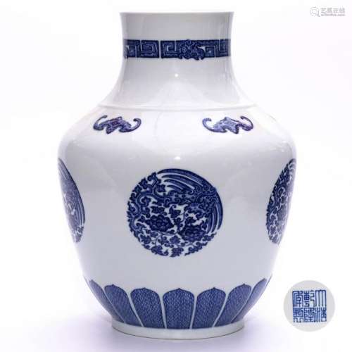 A CHINESE BLUE AND WHITE PORCELAIN ZUN