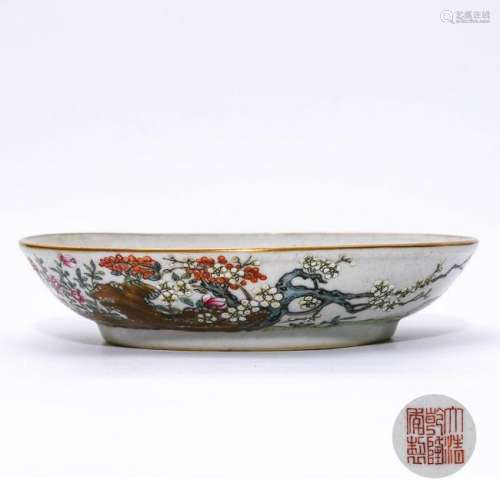 A CHINESE FAMILLE ROSE PORCELAIN PLATE