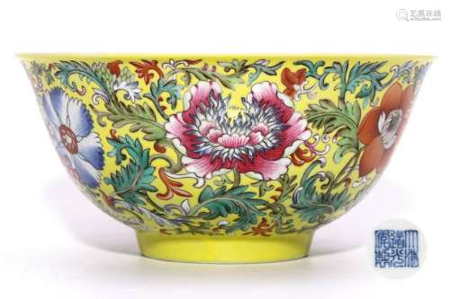 A CHINESE FAMILLE ROSE PORCELAIN BOWL