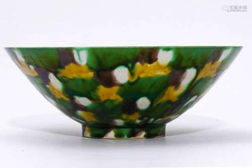 A CHINESE TRI-COLORED PORCELAIN BOWL