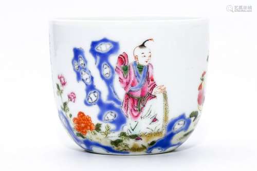 A CHINESE FAMILLE ROSE PORCELAIN CUP