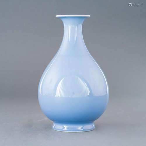 QIANLONG PEACOCK BLUE GLAZED MONOCHROME PEAR VASE